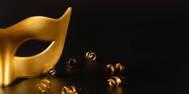 141034411-máscara-de-oro-de-primer-plano-con-espacio-de-copia-concepto-de-carnaval-mardigras-o-carnaval-brasil